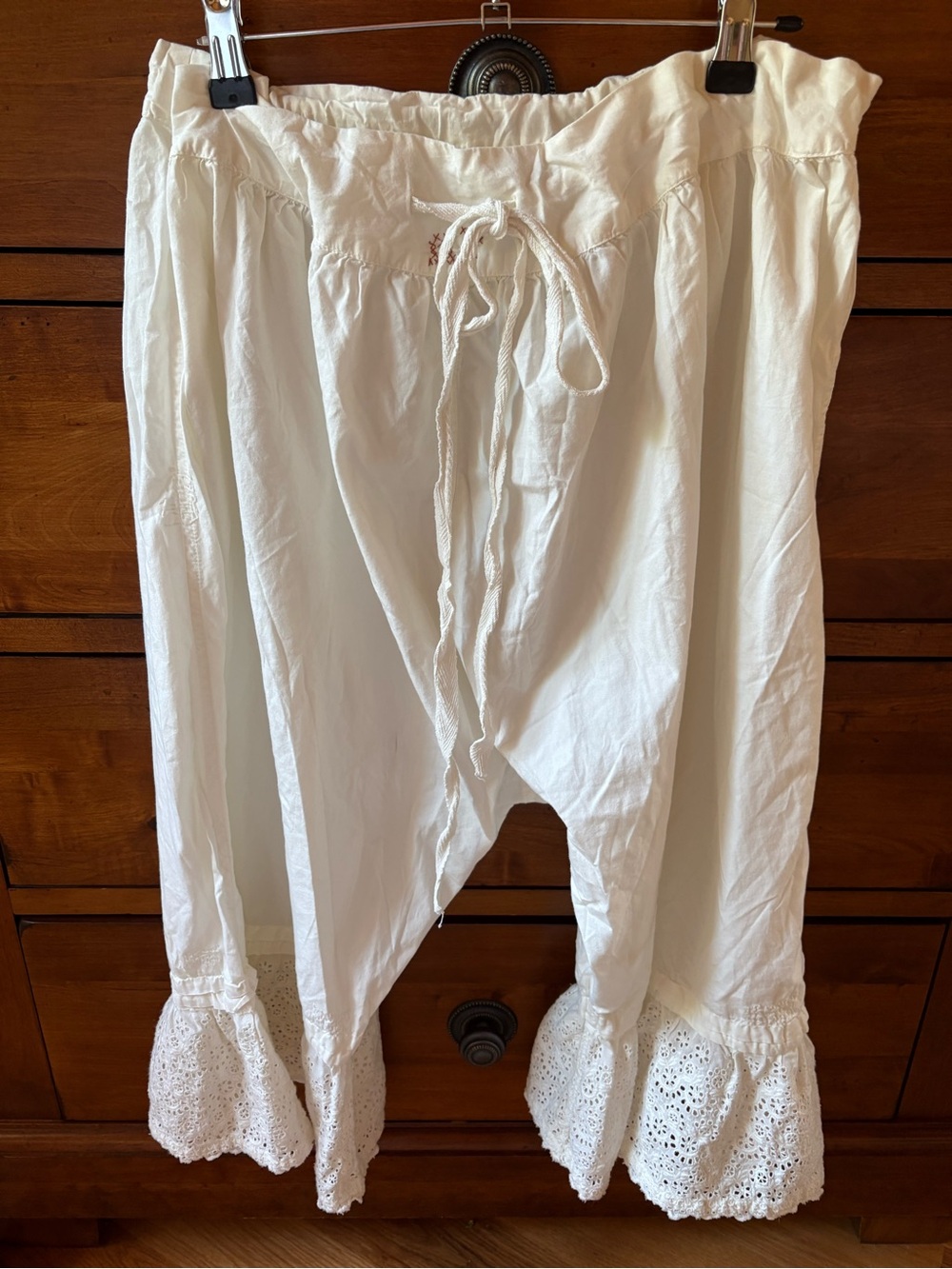 Magnolia Pearl Cream Lace-Hem Cropped Capris - Picture 8 of 8
